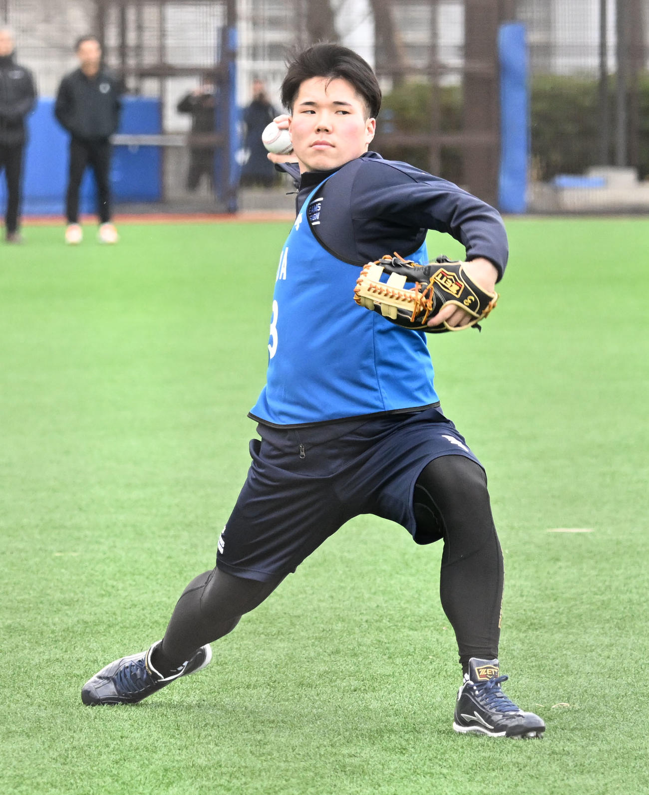 DeNAの新人合同自主トレでキャッチボールするドラフト1位の小田（2026年1月撮影）