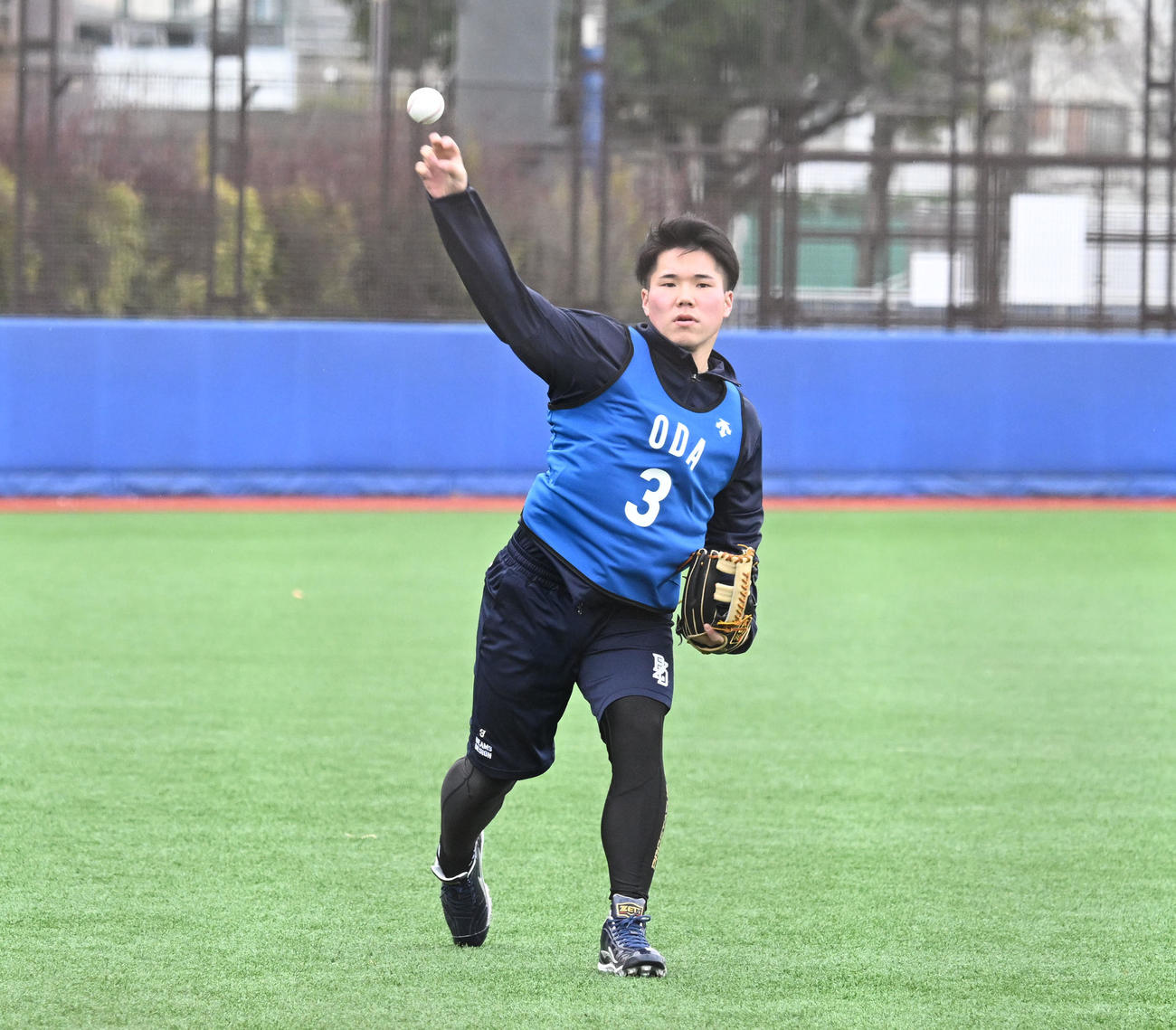 DeNAの新人合同自主トレでキャッチボールするドラフト1位の小田（2026年1月撮影）