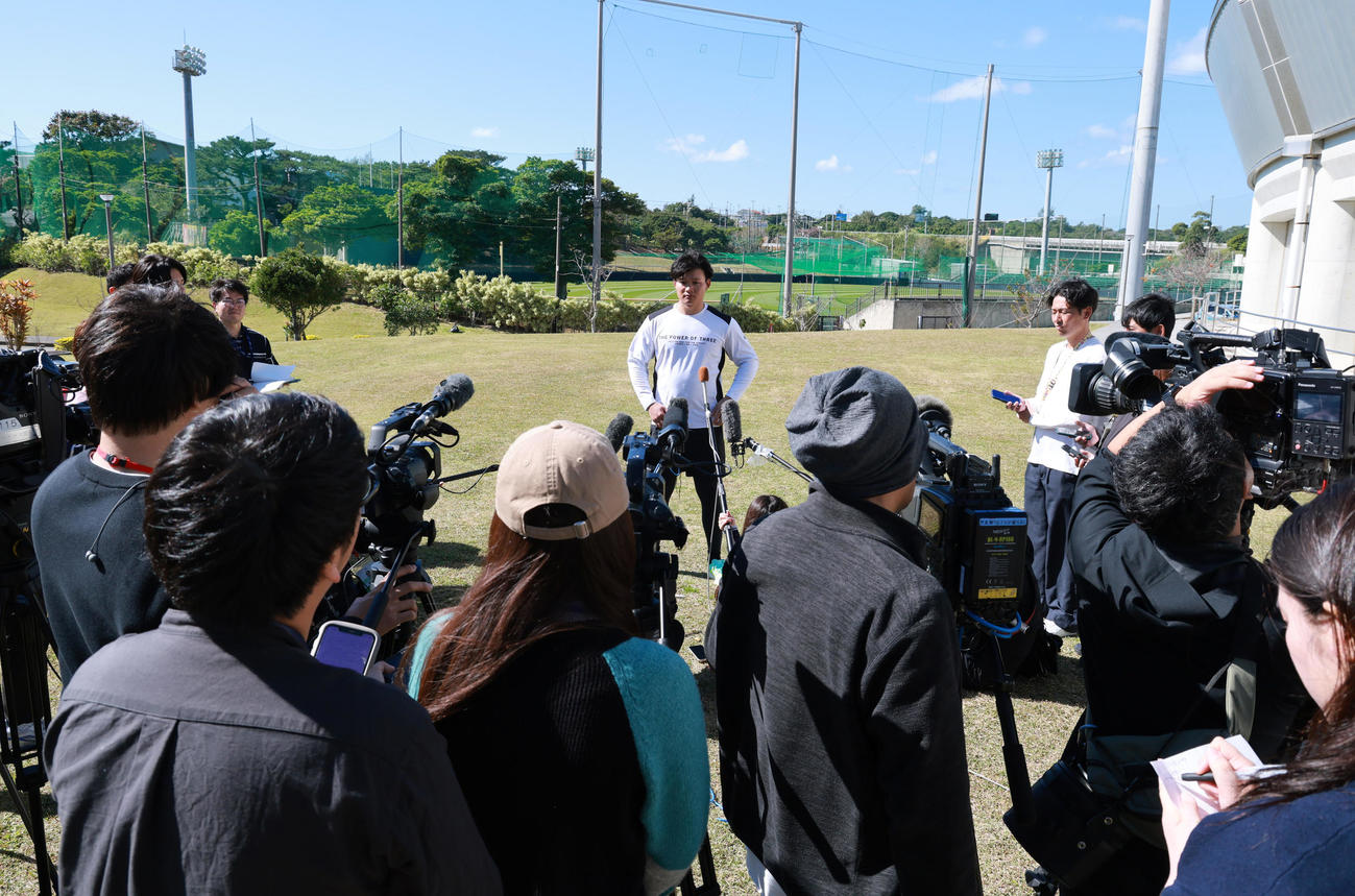 取材を受ける森下（撮影・上田博志）