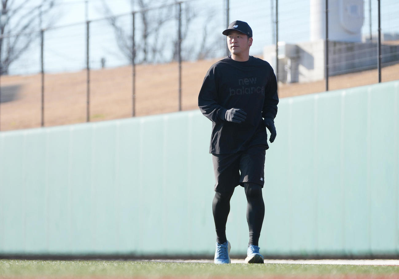 自主トレに臨む巨人岸田（撮影・垰建太）