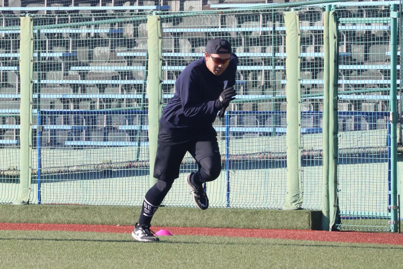 宇都宮での合同自主トレで走るヤクルト星（撮影・塚本光）
