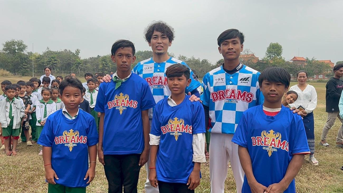 佐賀アジアドリームズの「ドリームズ野球アカデミーカンボジア校」が開校。後列左が香月監督（佐賀アジアドリームズ提供）