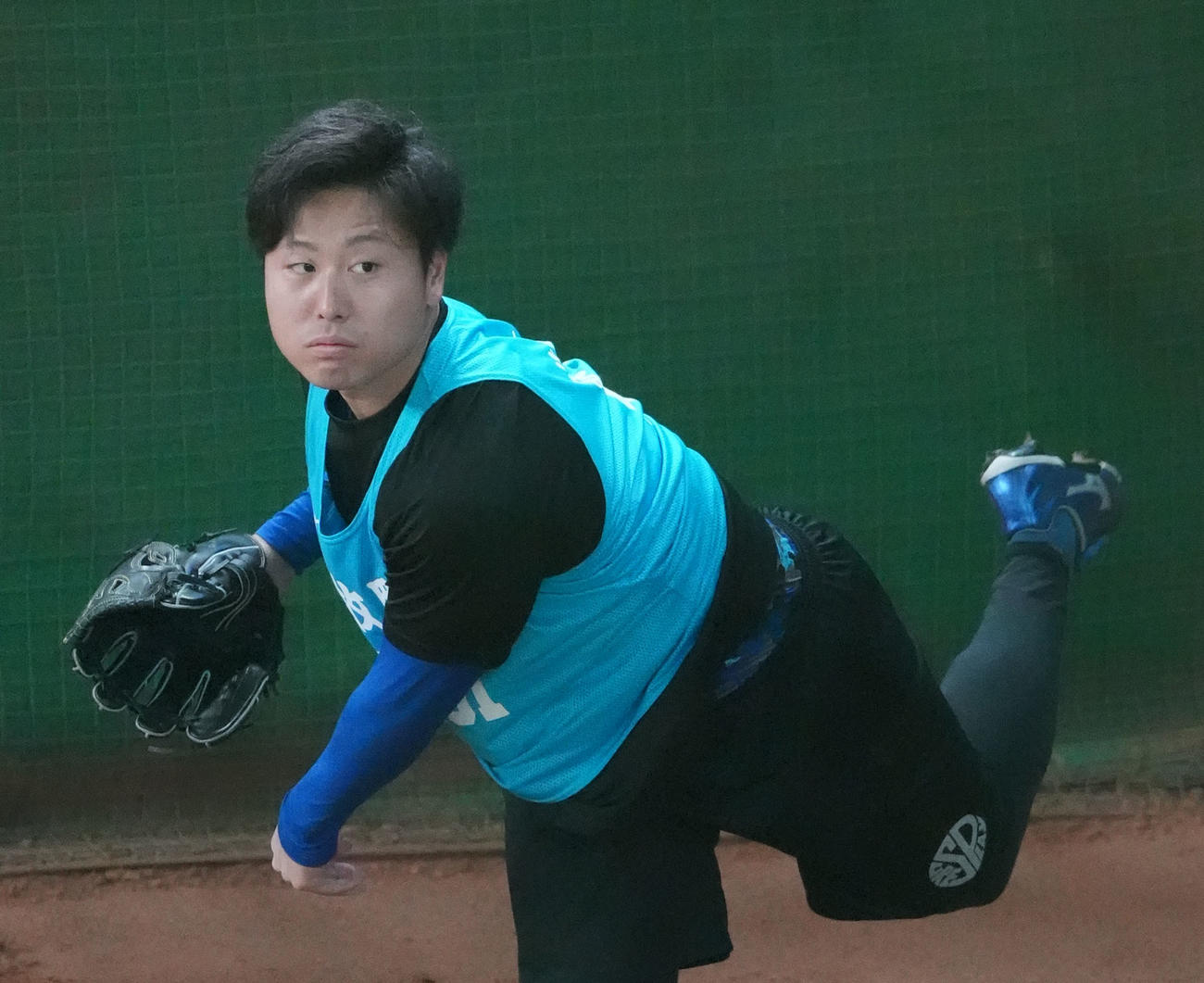 ブルペンに入り投球練習を行う中日牧野（撮影・森本幸一）