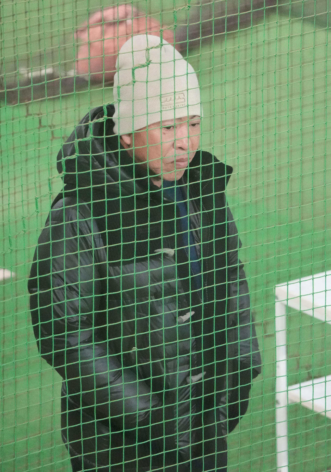 ルーキーたちのブルペン投球練習を見つめる中日井上監督（撮影・森本幸一）