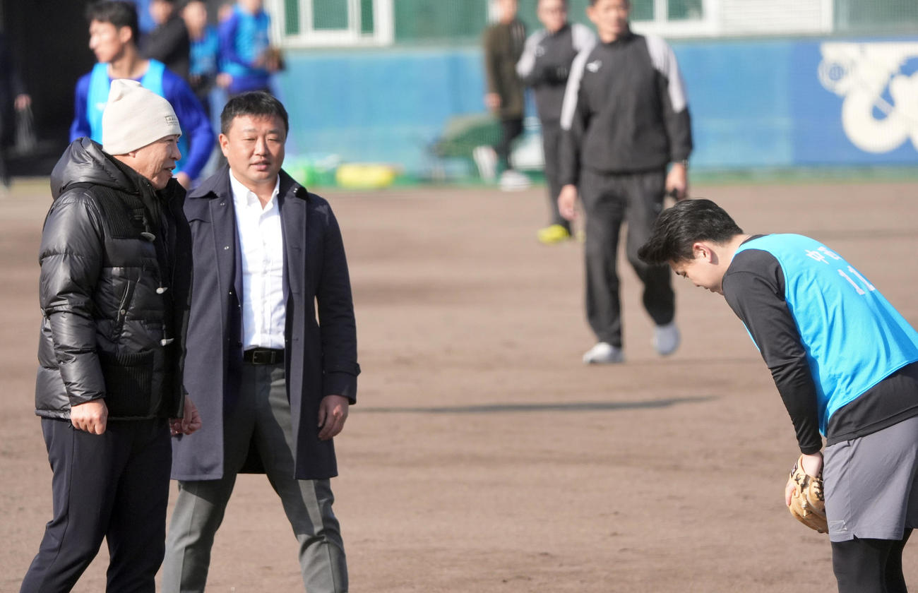 中日井上監督（左）は中西と言葉を交わす（撮影・森本幸一）