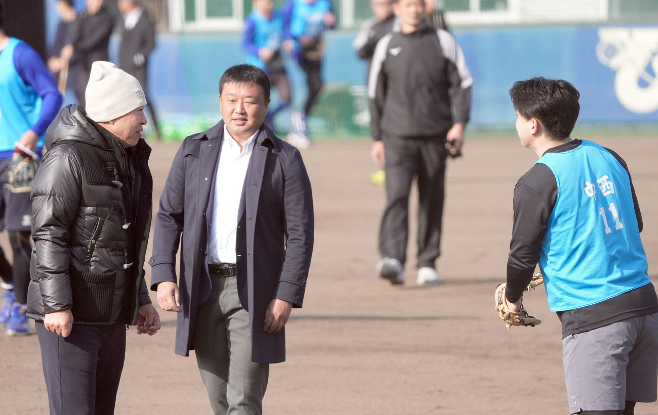 中日井上監督（左）は中西と言葉を交わす（撮影・森本幸一）