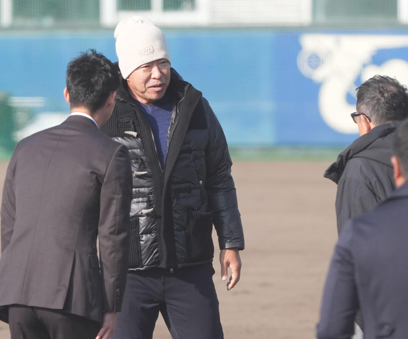 スタッフ会議前、あいさつをかわす中日井上監督（撮影・森本幸一）