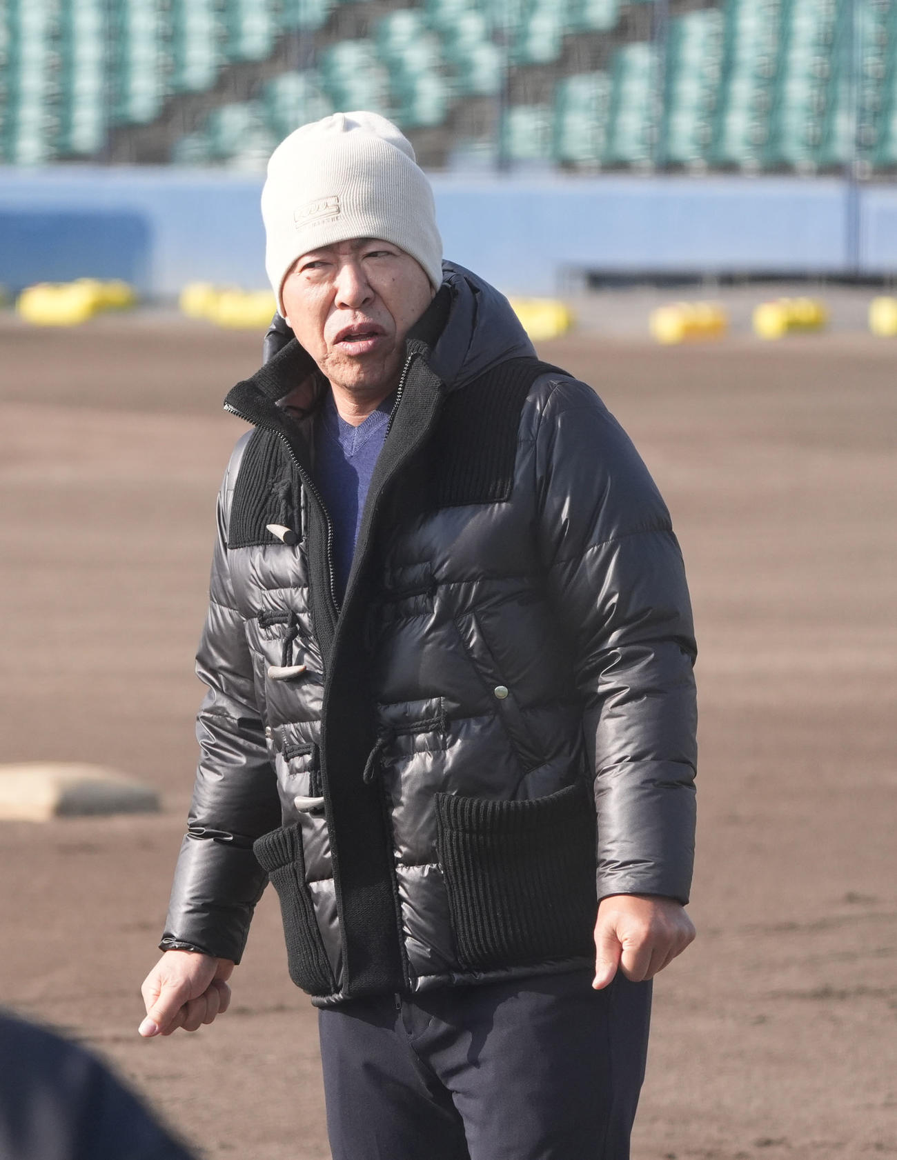 スタッフ会議前、選手たちの自主トレを見つめる中日井上監督（撮影・森本幸一）