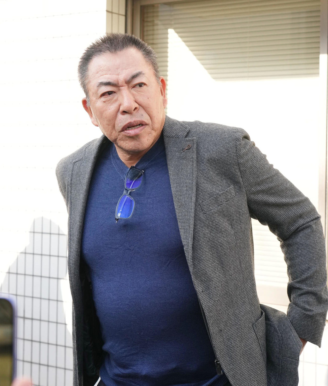 スタッフミーティングを終え取材に応じる中日井上監督（撮影・森本幸一）