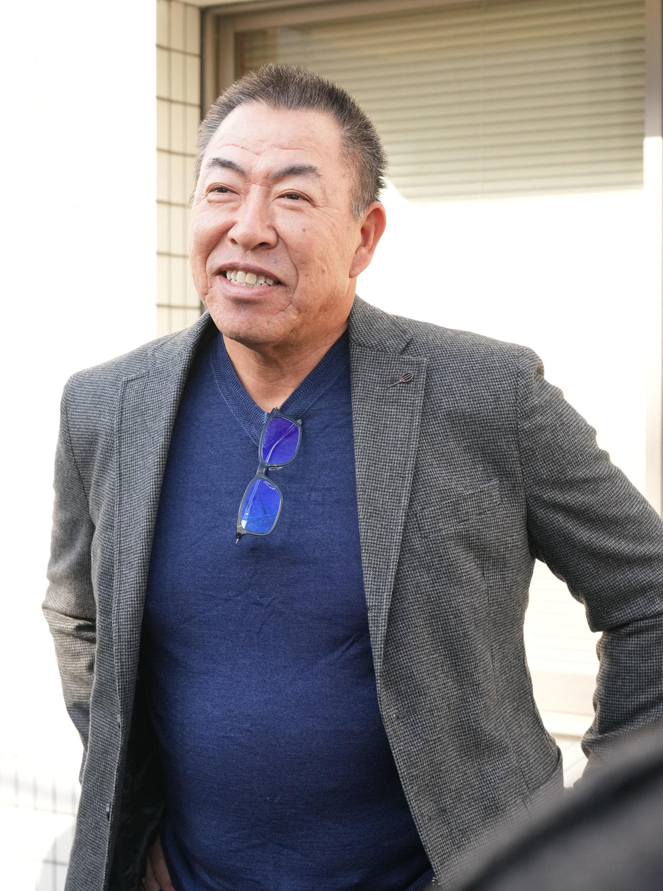 スタッフミーティングを終え取材に応じる中日井上監督（撮影・森本幸一）