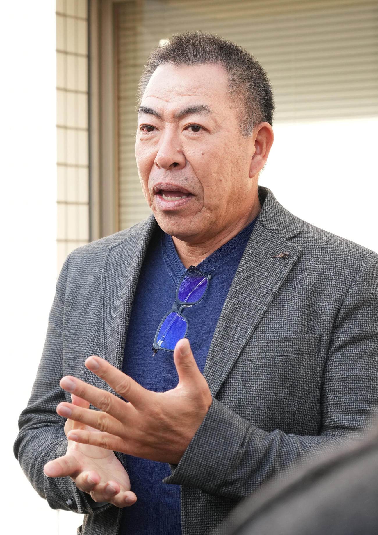 スタッフミーティングを終え取材に応じる中日井上監督（撮影・森本幸一）