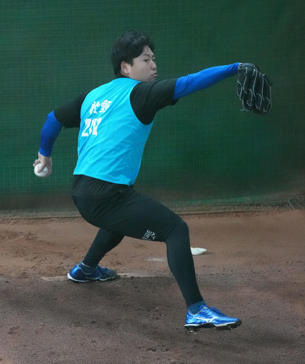 ブルペンに入り投球練習を行う中日牧野（撮影・森本幸一）