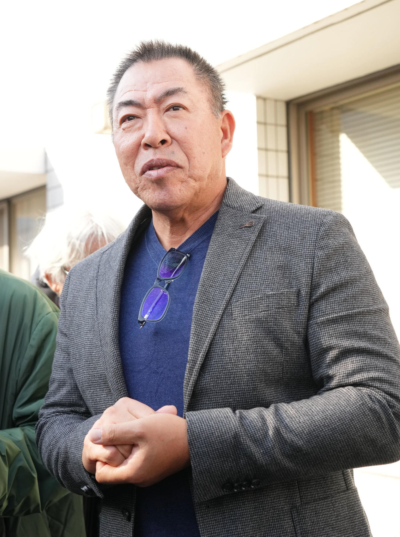 スタッフミーティングを終え取材に応じる中日井上監督（撮影・森本幸一）