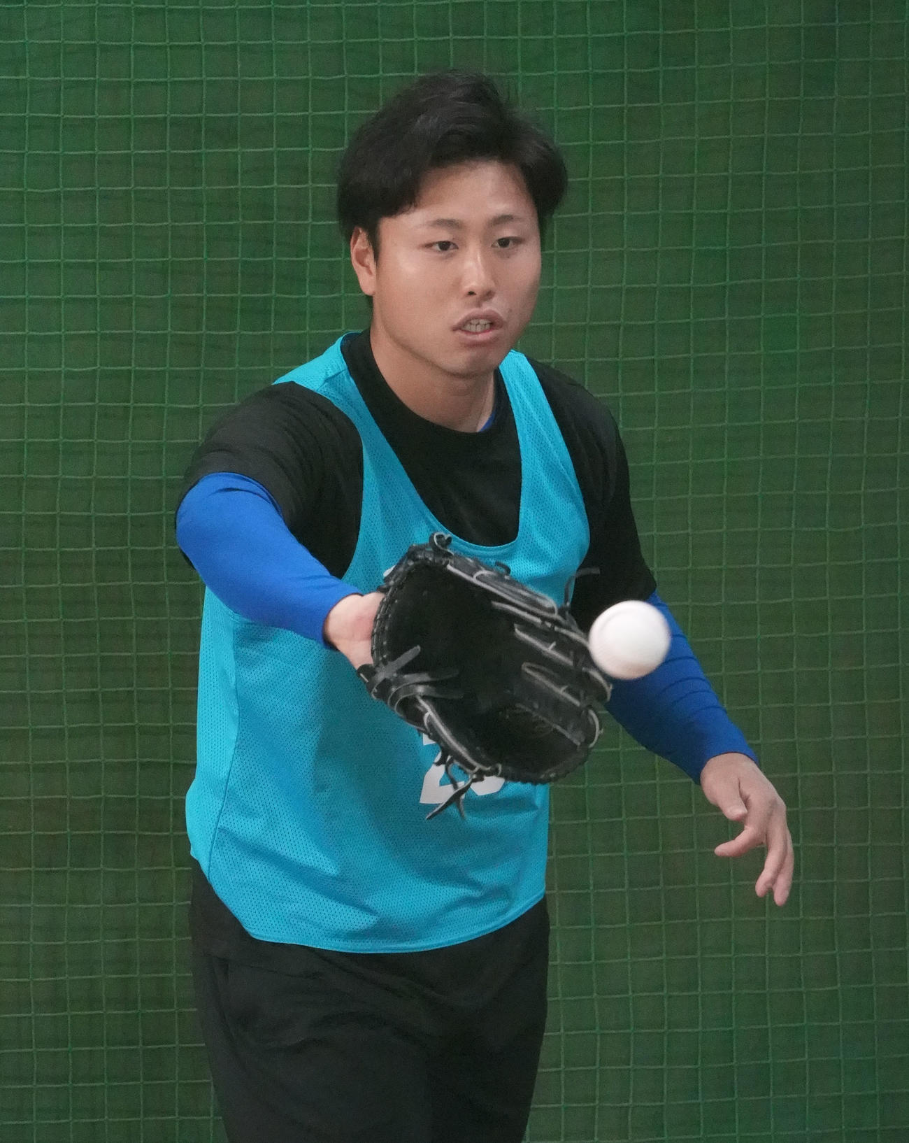 ブルペンに入り投球練習を行う中日牧野（撮影・森本幸一）