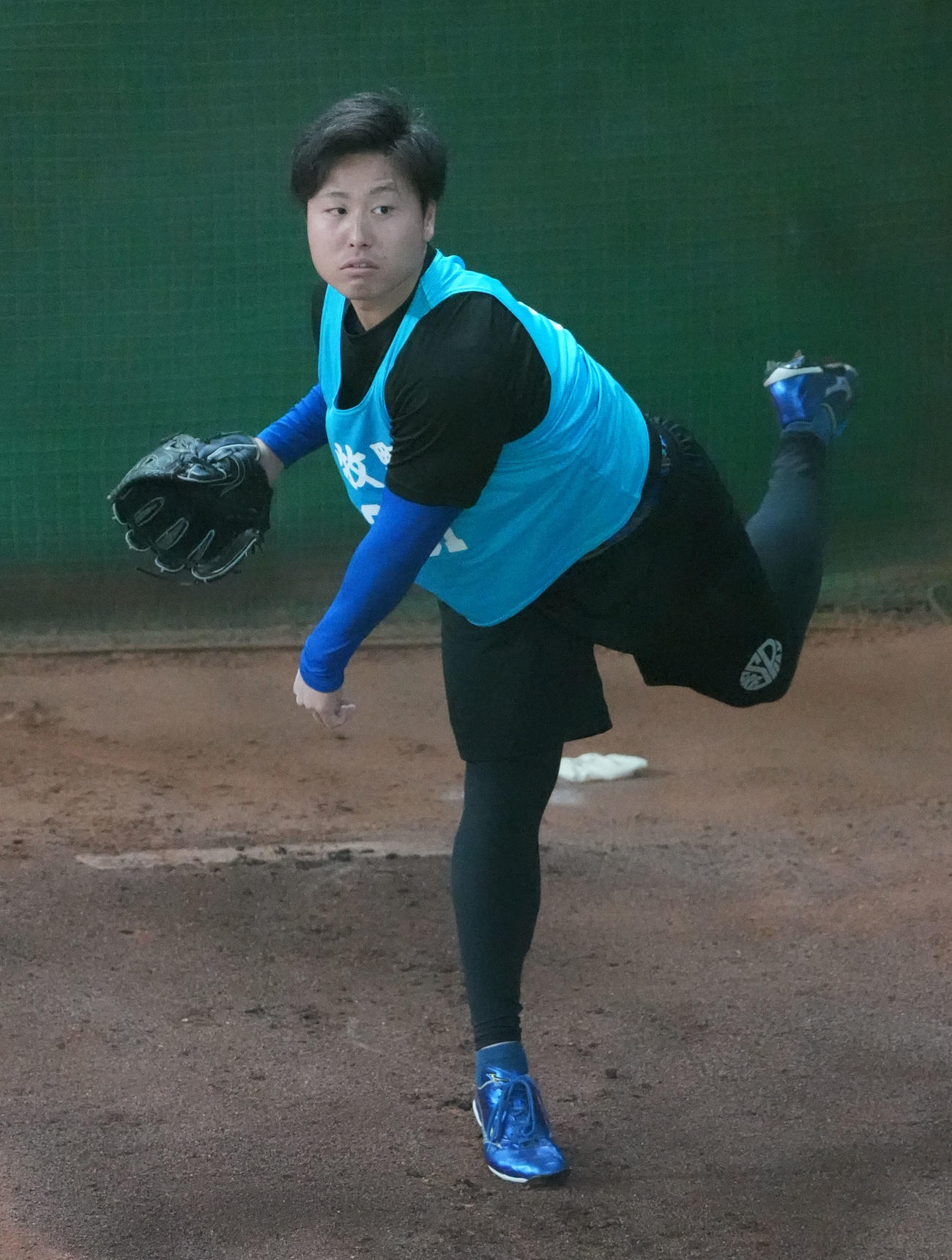 ブルペンに入り投球練習を行う中日牧野（撮影・森本幸一）