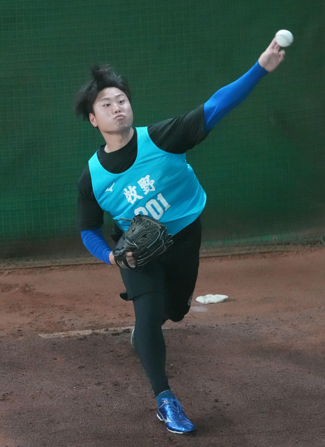 ブルペンに入り投球練習を行う中日牧野（撮影・森本幸一）