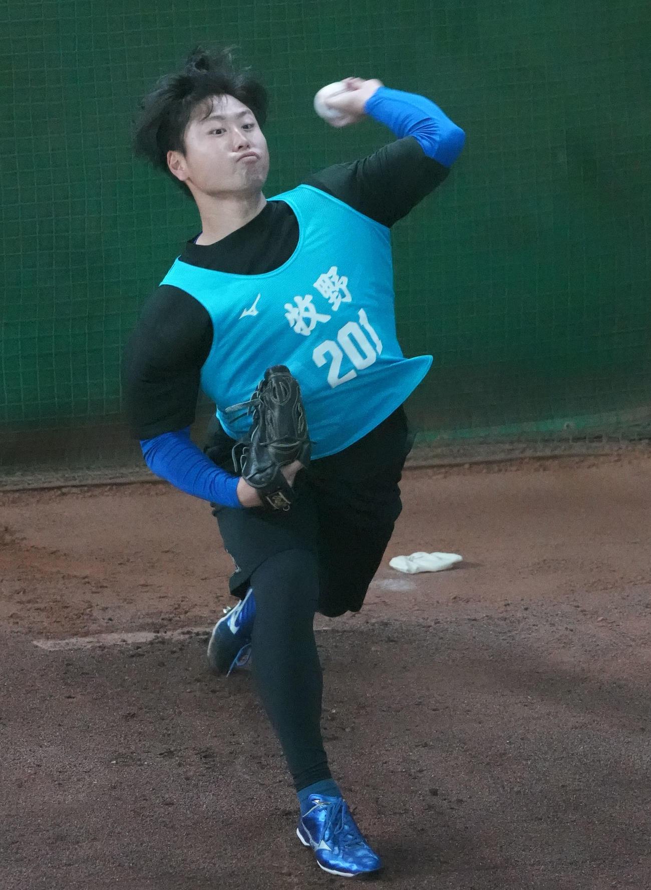 ブルペンに入り投球練習を行う中日牧野（撮影・森本幸一）
