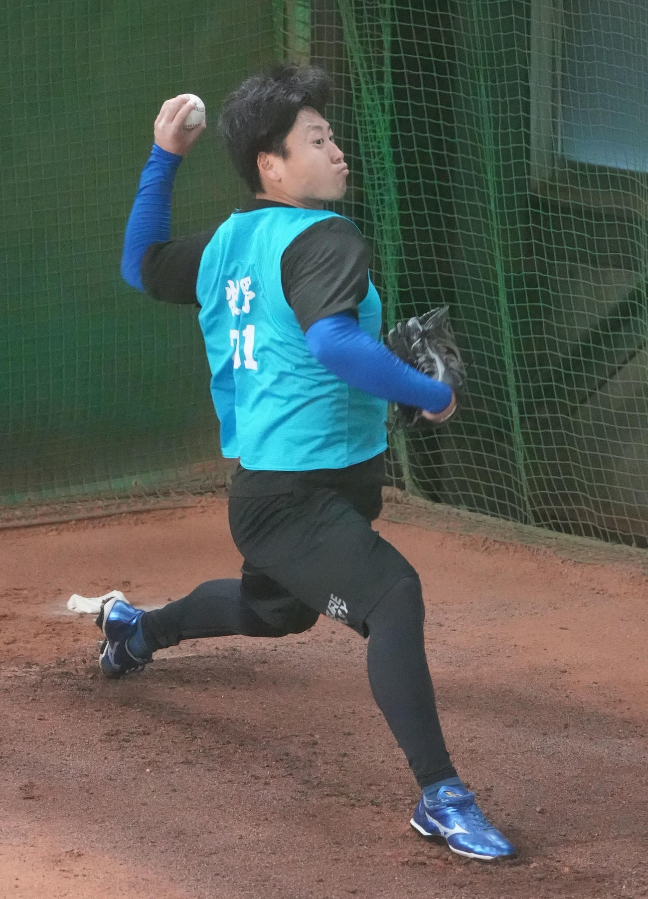 ブルペンに入り投球練習を行う中日牧野（撮影・森本幸一）