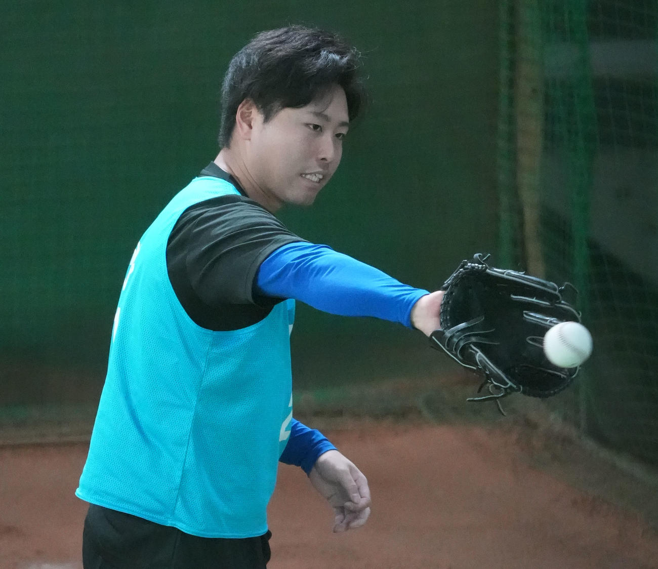 ブルペンに入り投球練習を行う中日牧野（撮影・森本幸一）