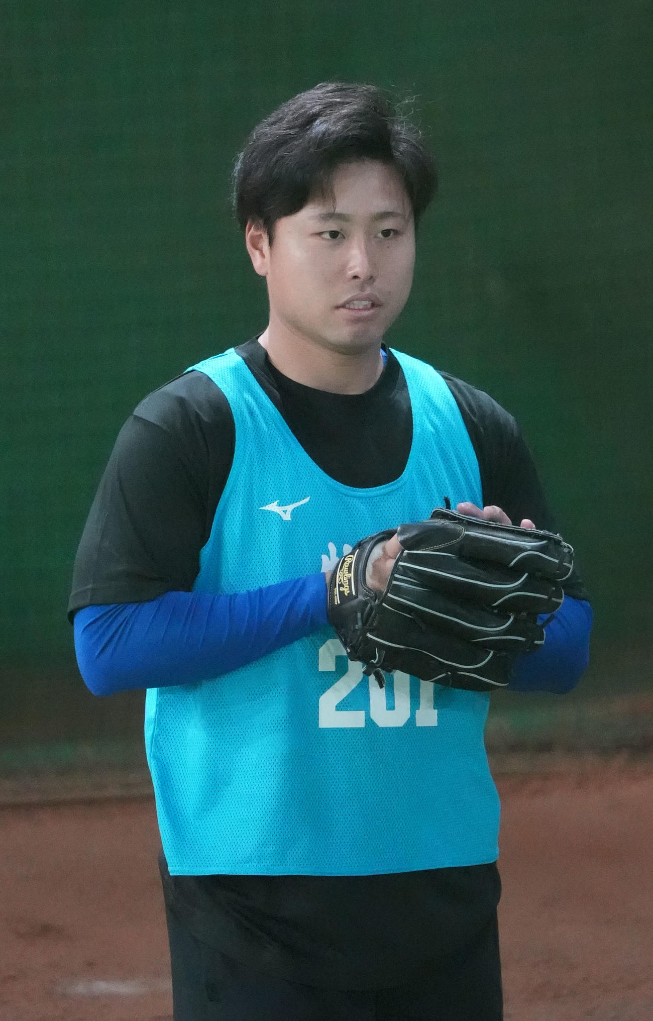 ブルペンに入り投球練習を行う中日牧野（撮影・森本幸一）
