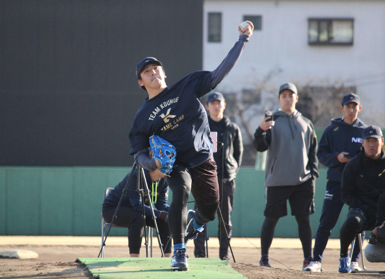 自主トレを公開し今年初投げした西武隅田（撮影・金子真仁）