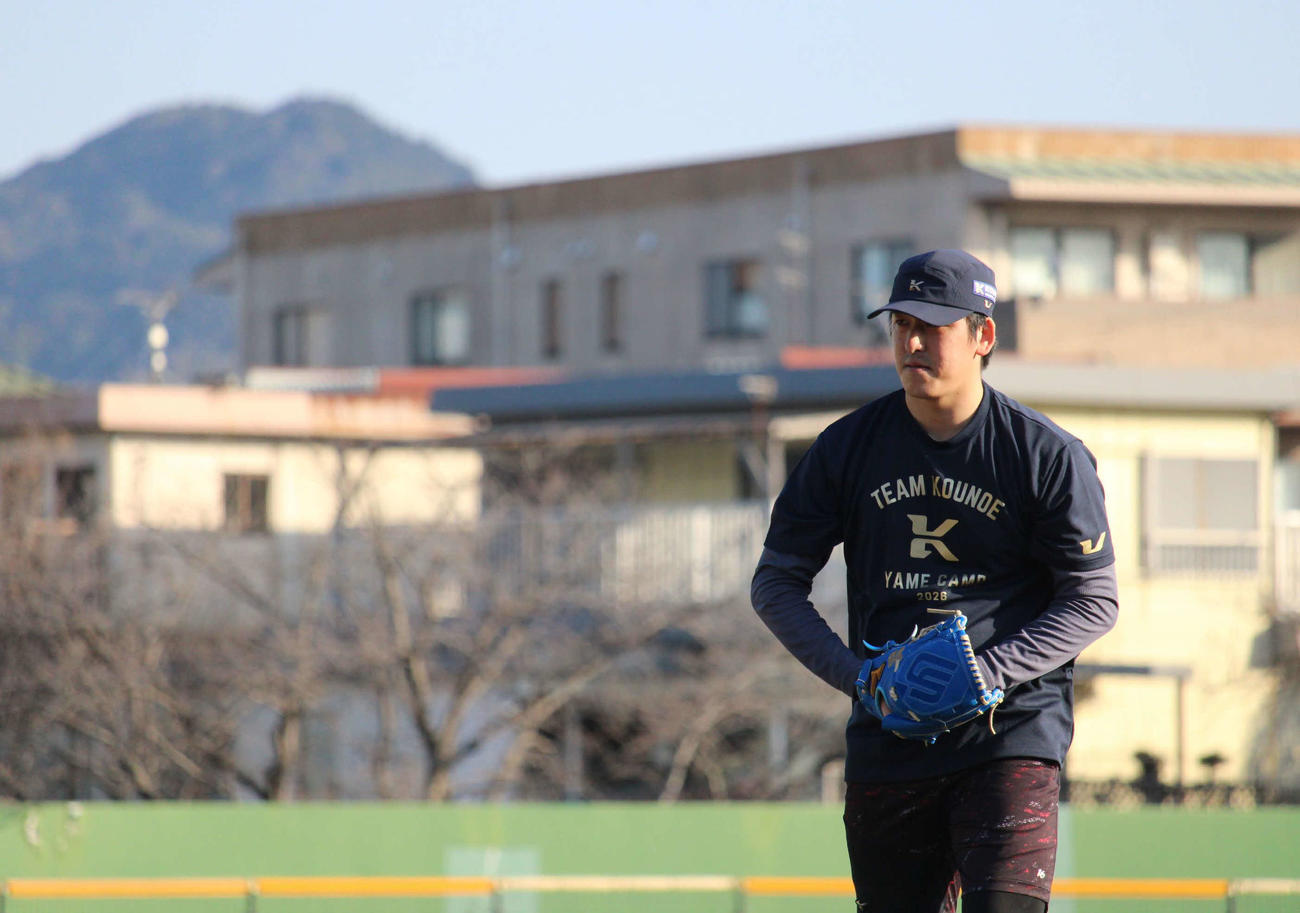 久留米・高良山をバックに投げる西武隅田（撮影・金子真仁）