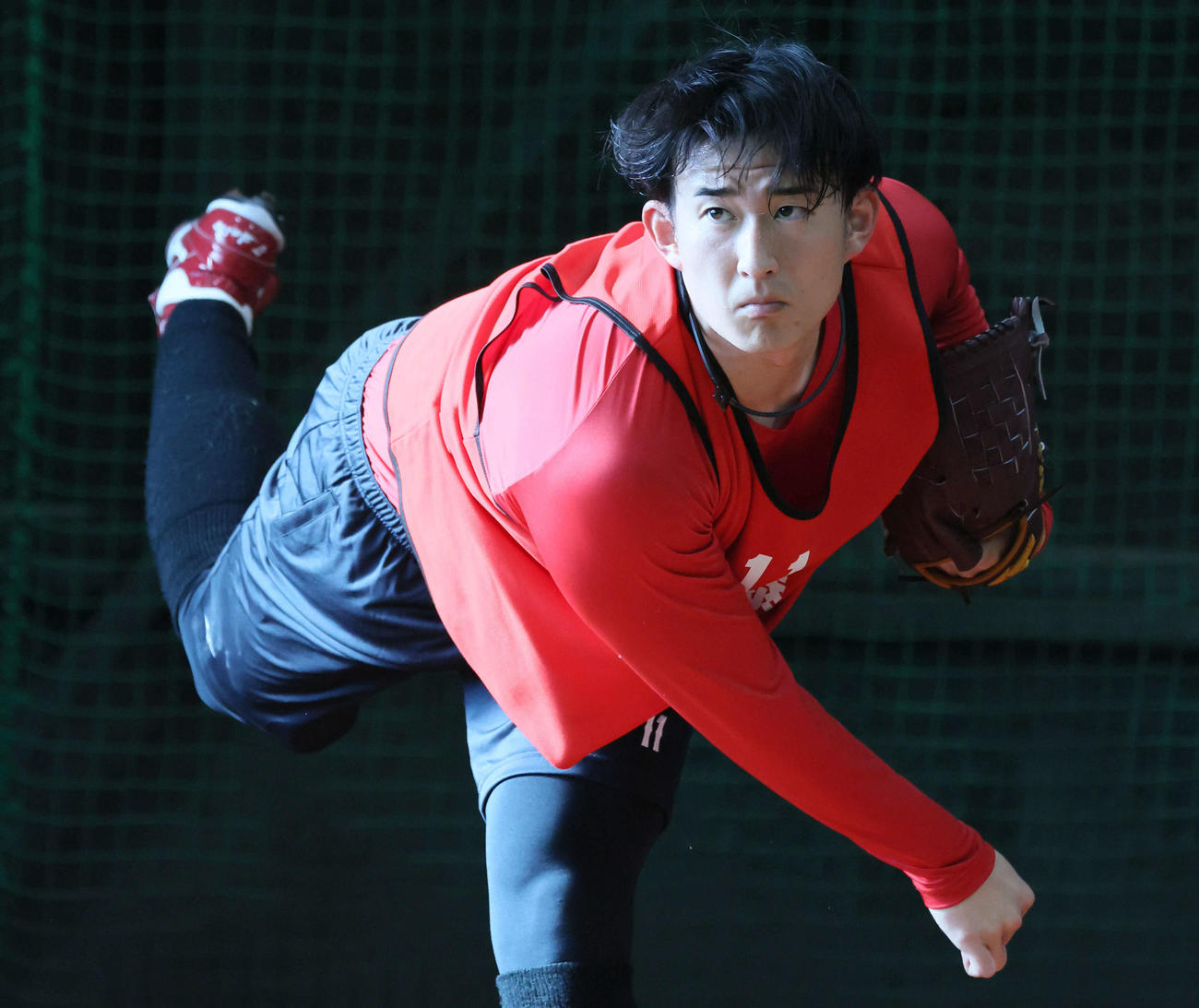 ブルペンで投球練習を始めた広島ドラフト2位の斉藤汰（撮影・加藤孝規）