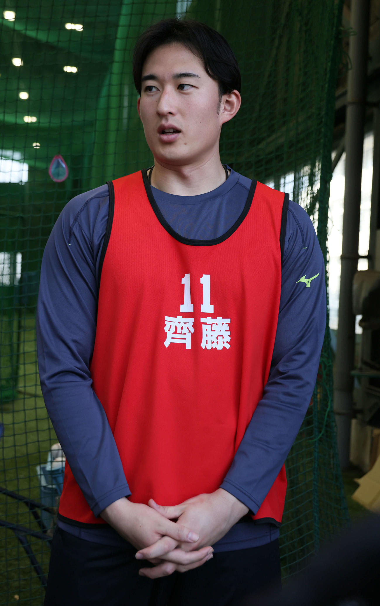 囲み取材に応じる広島ドラフト2位の斉藤汰（撮影・加藤孝規）