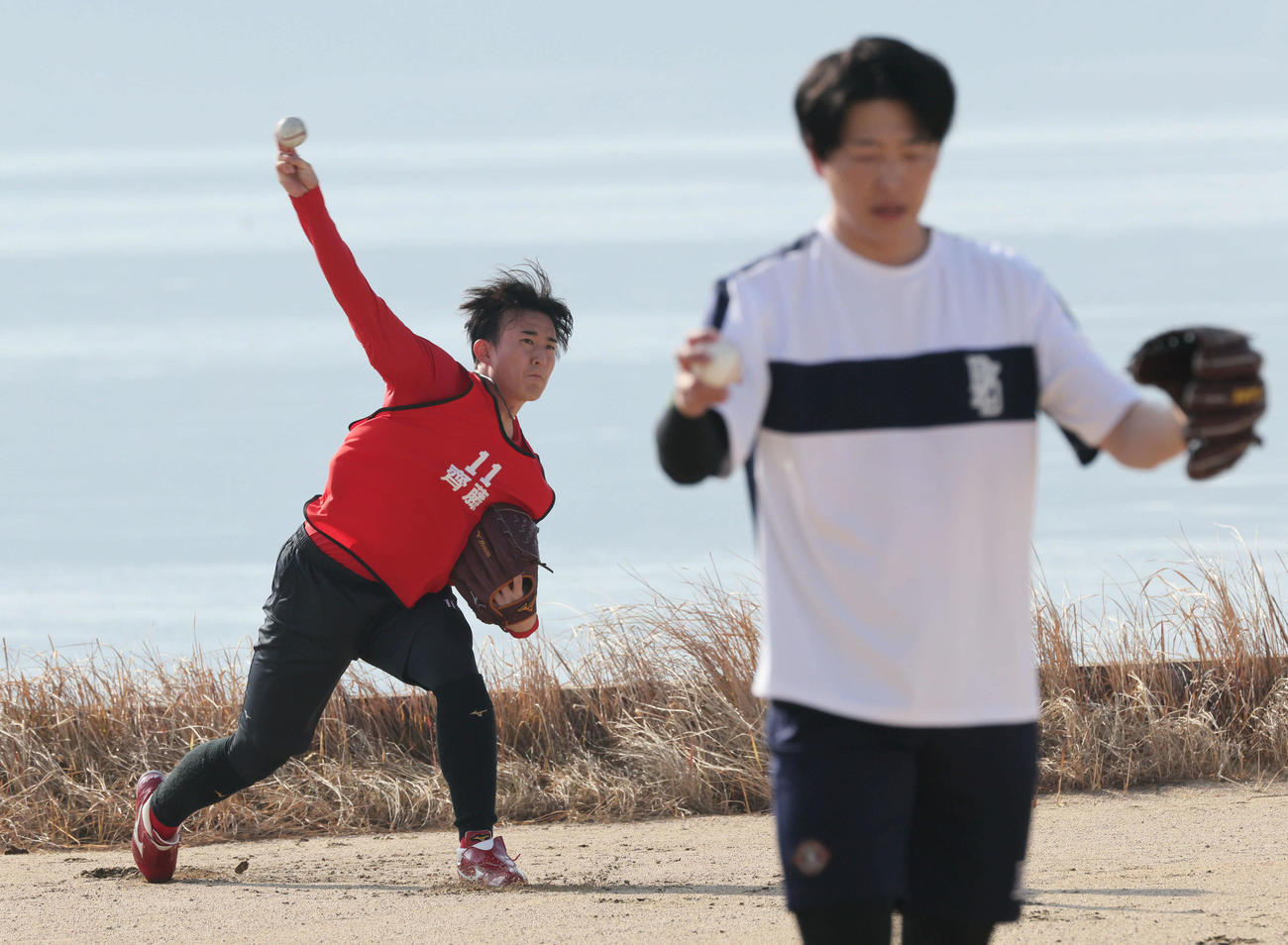 キャッチボールをする広島ドラフト2位の斉藤汰。右は大瀬良（撮影・加藤孝規）