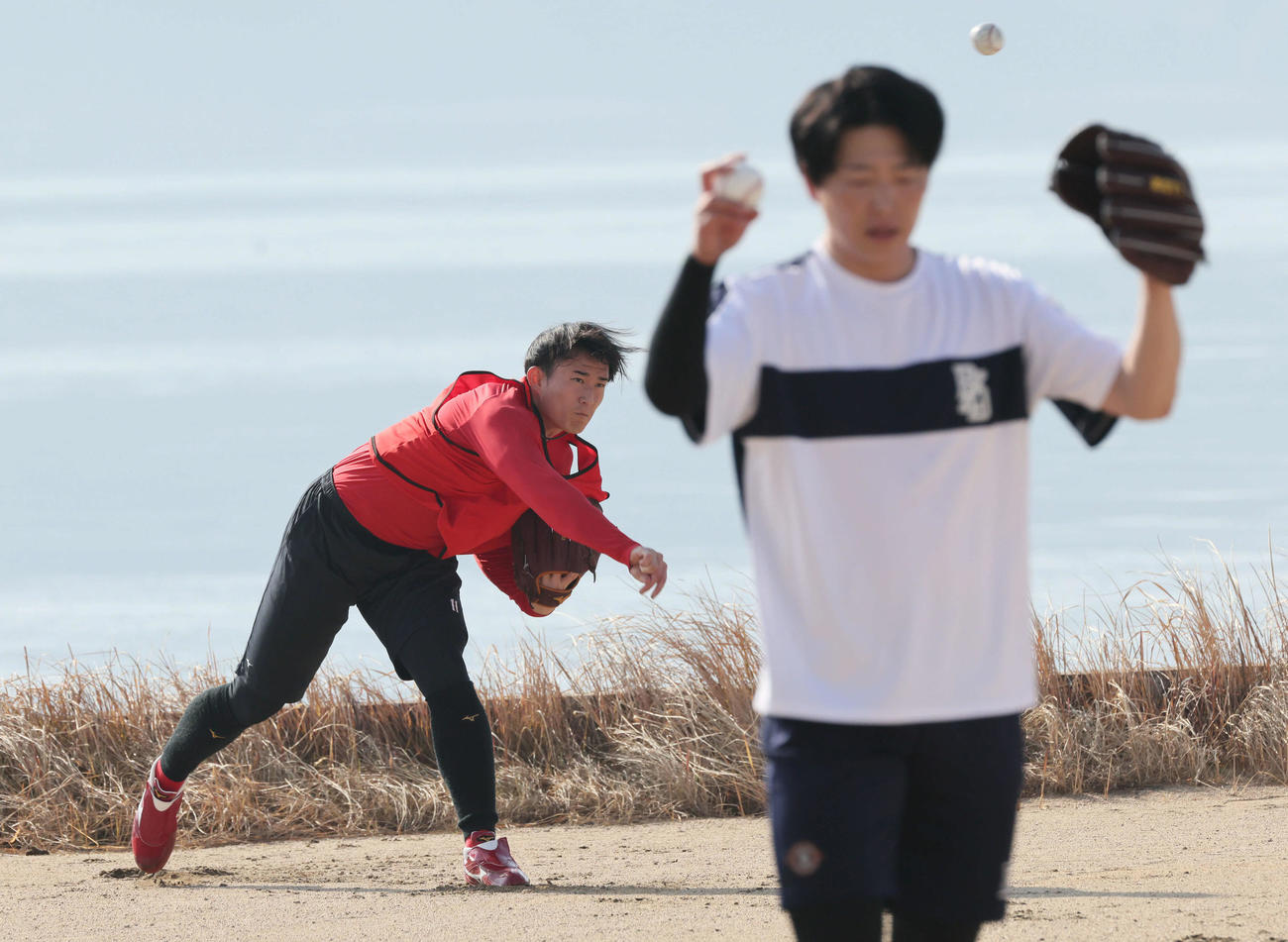 キャッチボールをする広島ドラフト2位の斉藤汰。右は大瀬良（撮影・加藤孝規）