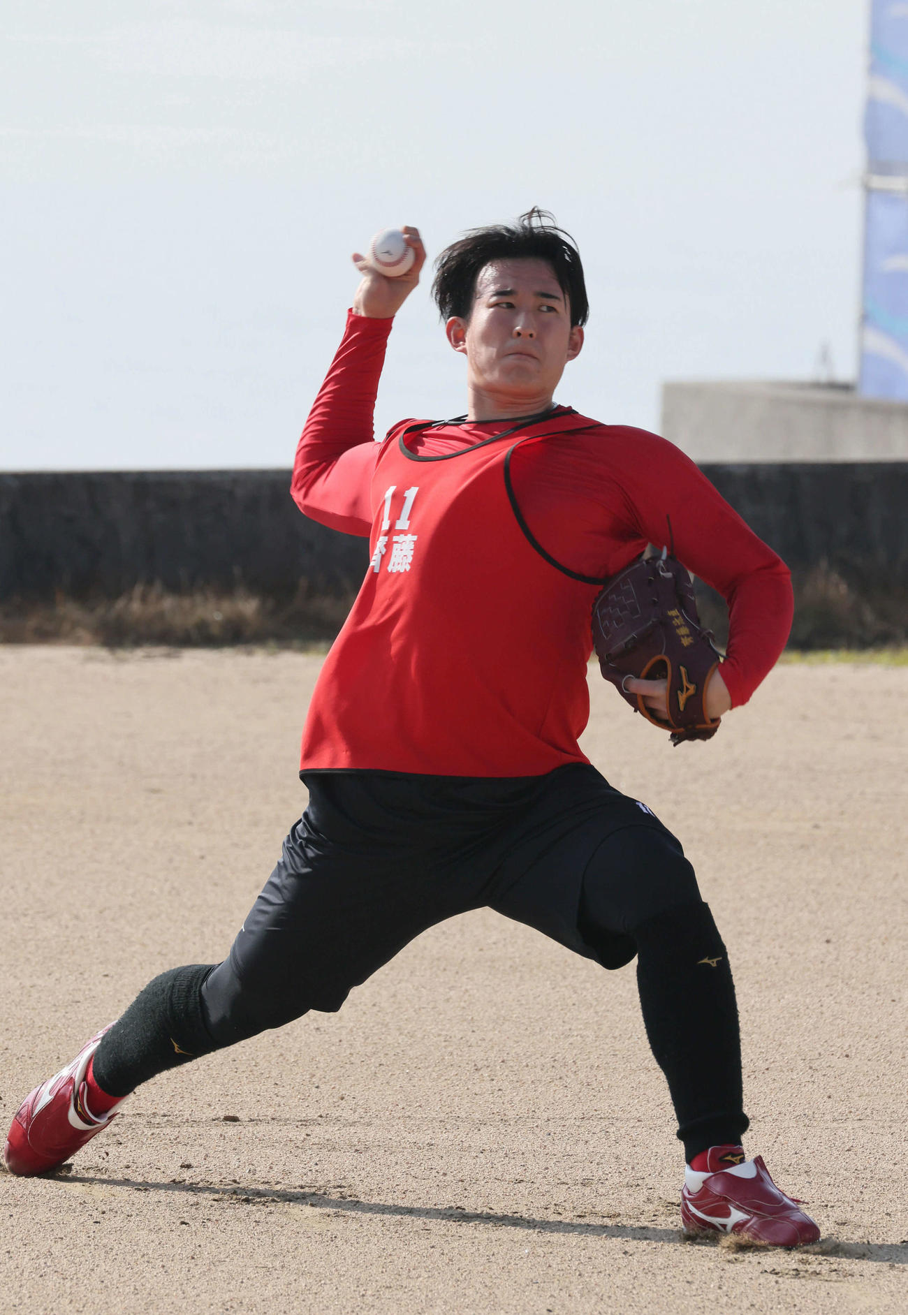 キャッチボールをする広島ドラフト2位の斉藤汰（撮影・加藤孝規）