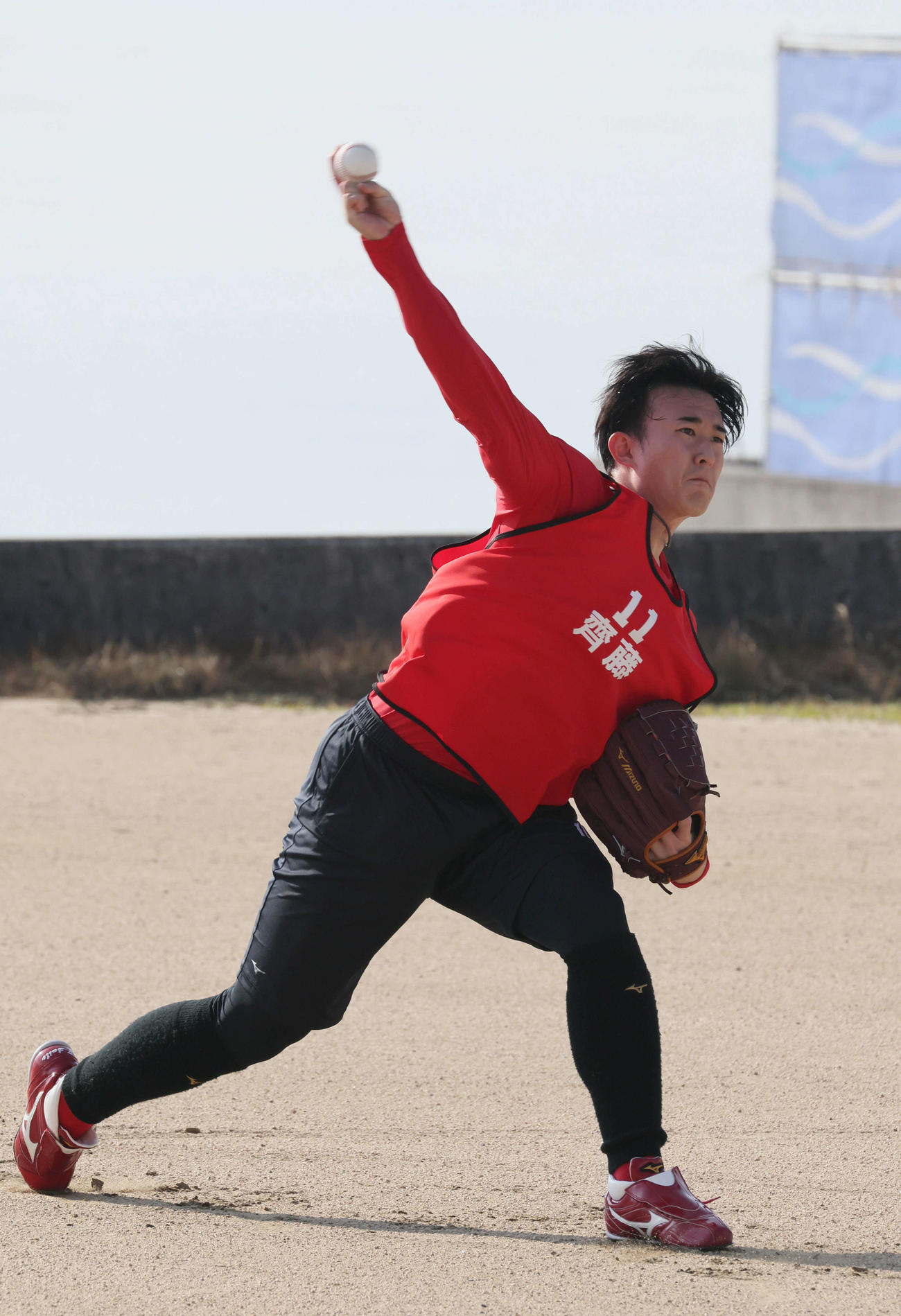 キャッチボールをする広島ドラフト2位の斉藤汰（撮影・加藤孝規）