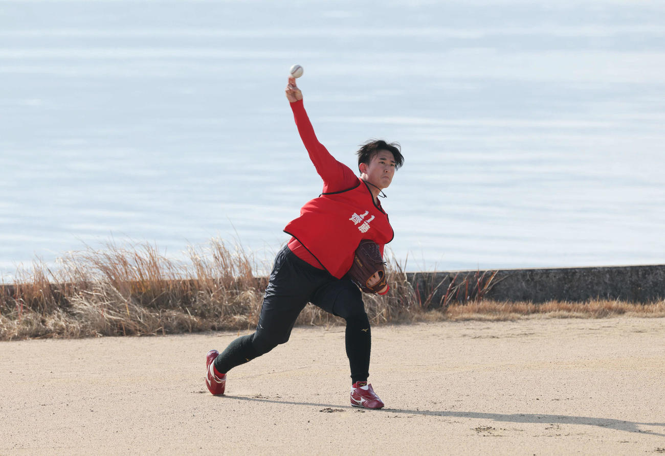 キャッチボールをする広島ドラフト2位の斉藤汰（撮影・加藤孝規）