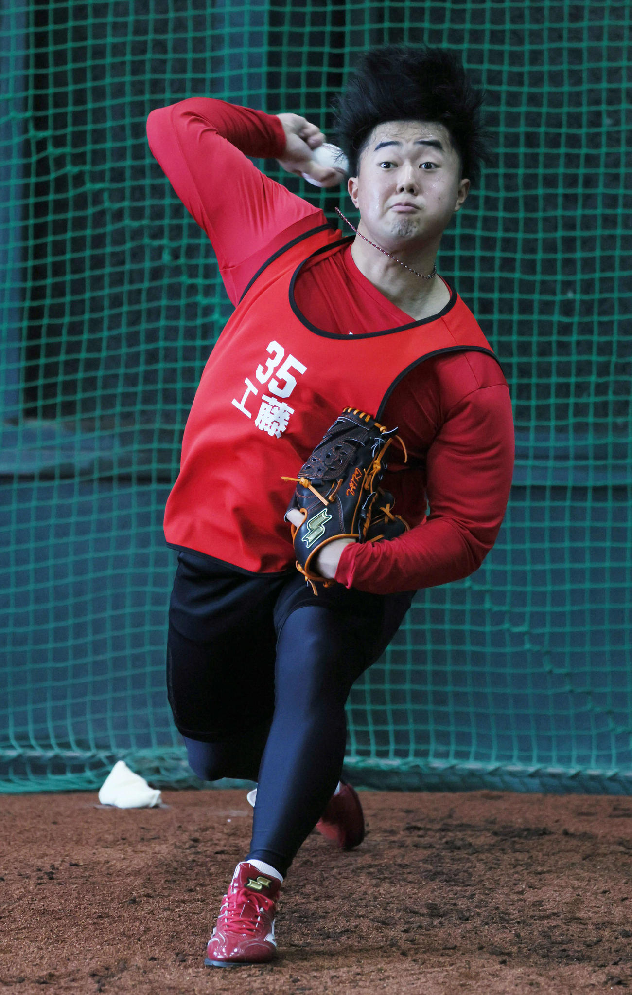 ブルペンで投球練習を始めた広島ドラフト4位の工藤（撮影・加藤孝規）