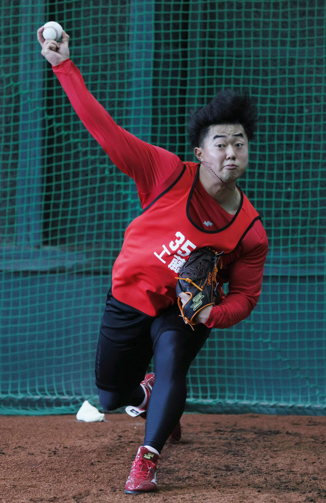 ブルペンで投球練習を始めた広島ドラフト4位の工藤（撮影・加藤孝規）