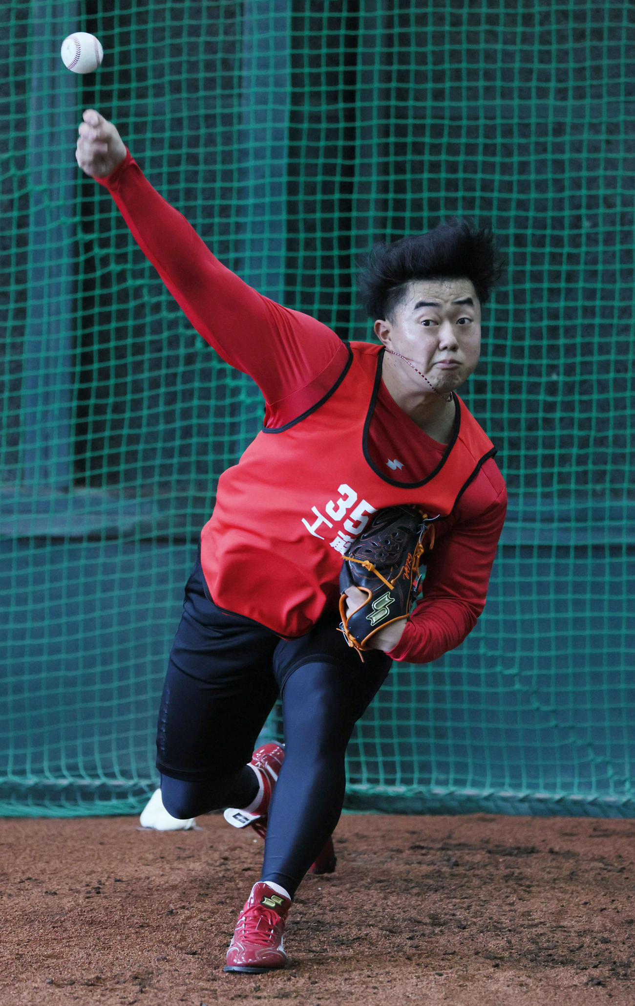 ブルペンで投球練習を始めた広島ドラフト4位の工藤（撮影・加藤孝規）