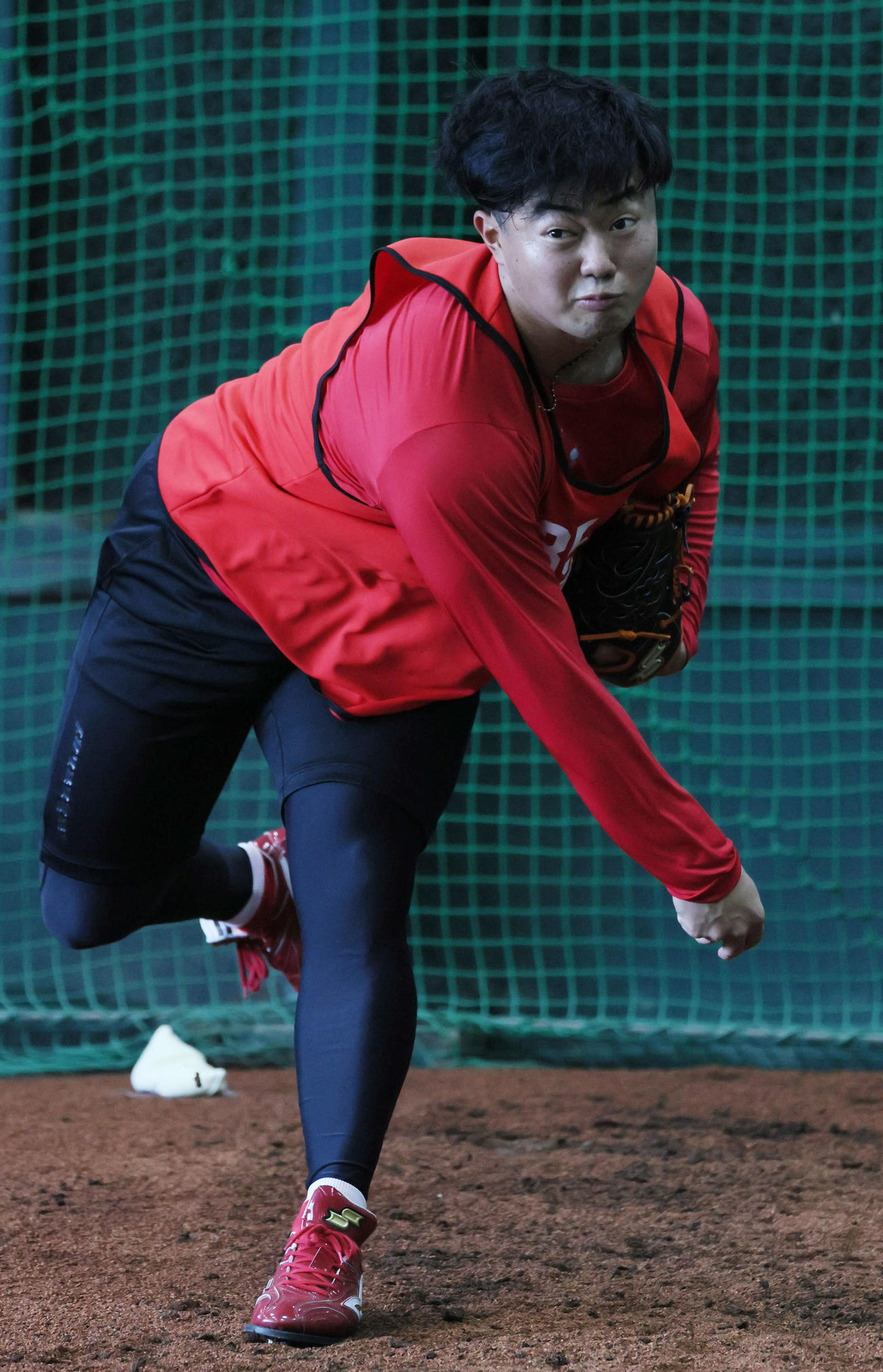ブルペンで投球練習を始めた広島ドラフト4位の工藤（撮影・加藤孝規）