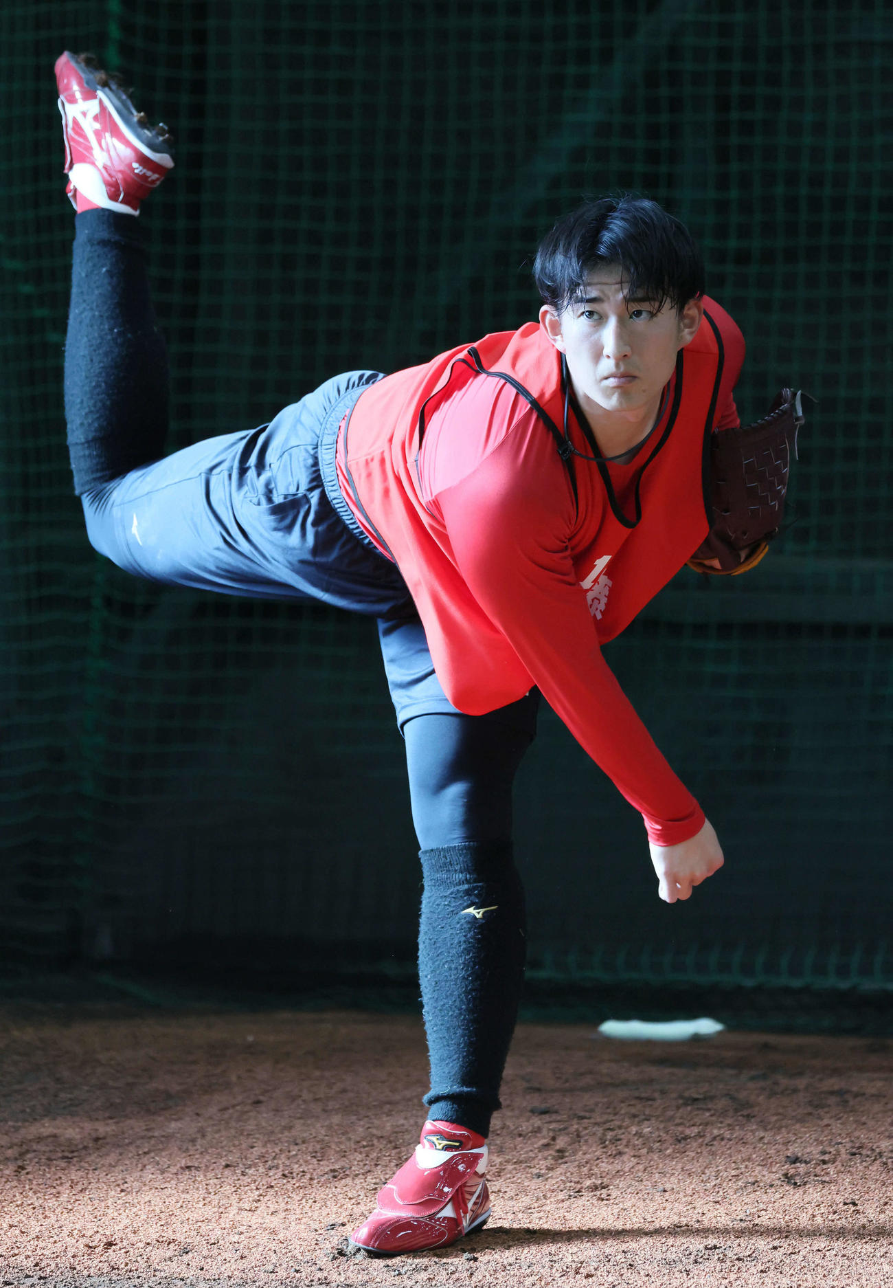 ブルペンで投球練習を始めた広島ドラフト2位の斉藤汰（撮影・加藤孝規）