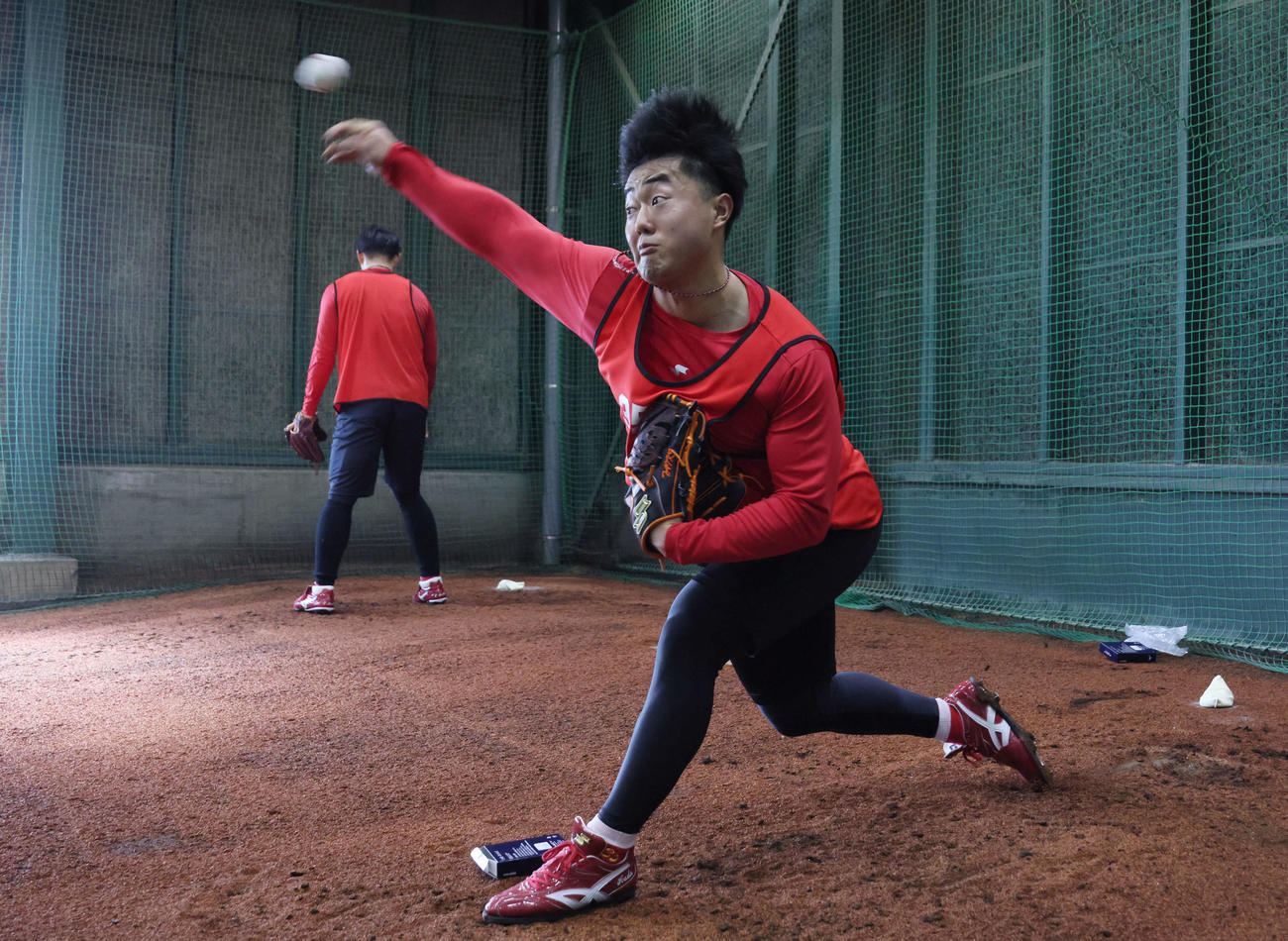 ブルペンで投球練習を始めた広島ドラフト4位の工藤（撮影・加藤孝規）