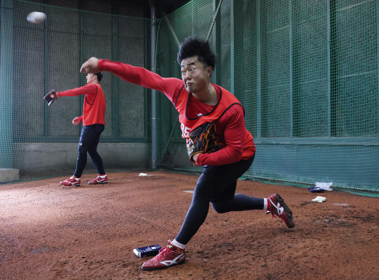 ブルペンで投球練習を始めた広島ドラフト4位の工藤（撮影・加藤孝規）