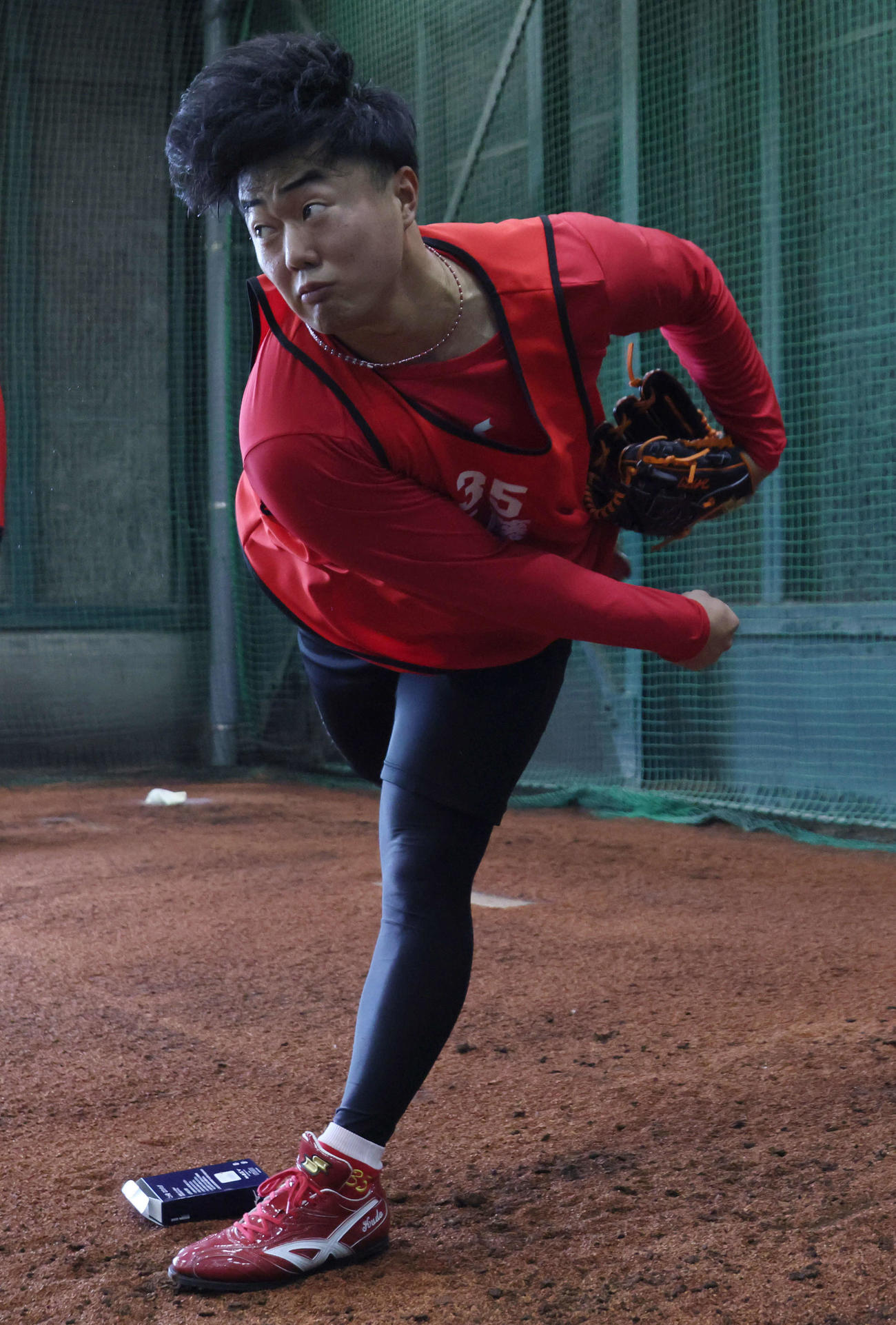 ブルペンで投球練習を始めた広島ドラフト4位の工藤（撮影・加藤孝規）