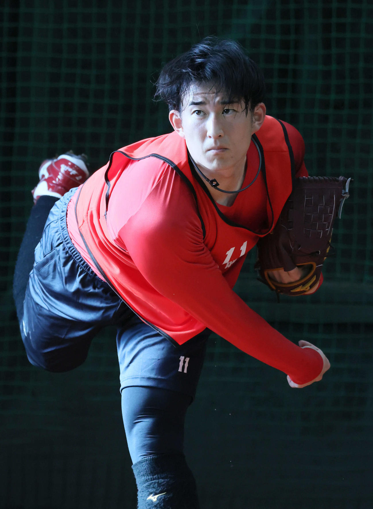 ブルペンで投球練習を始めた広島ドラフト2位の斉藤汰（撮影・加藤孝規）
