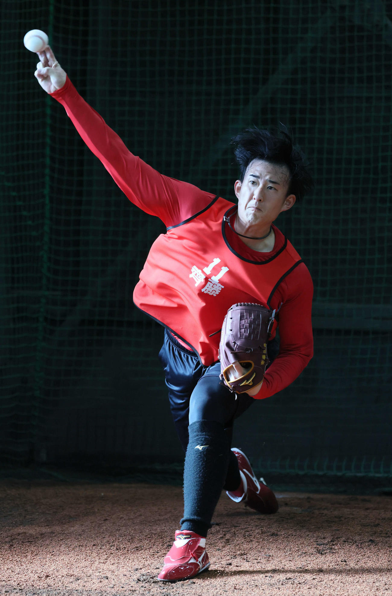 ブルペンで投球練習を始めた広島ドラフト2位の斉藤汰（撮影・加藤孝規）
