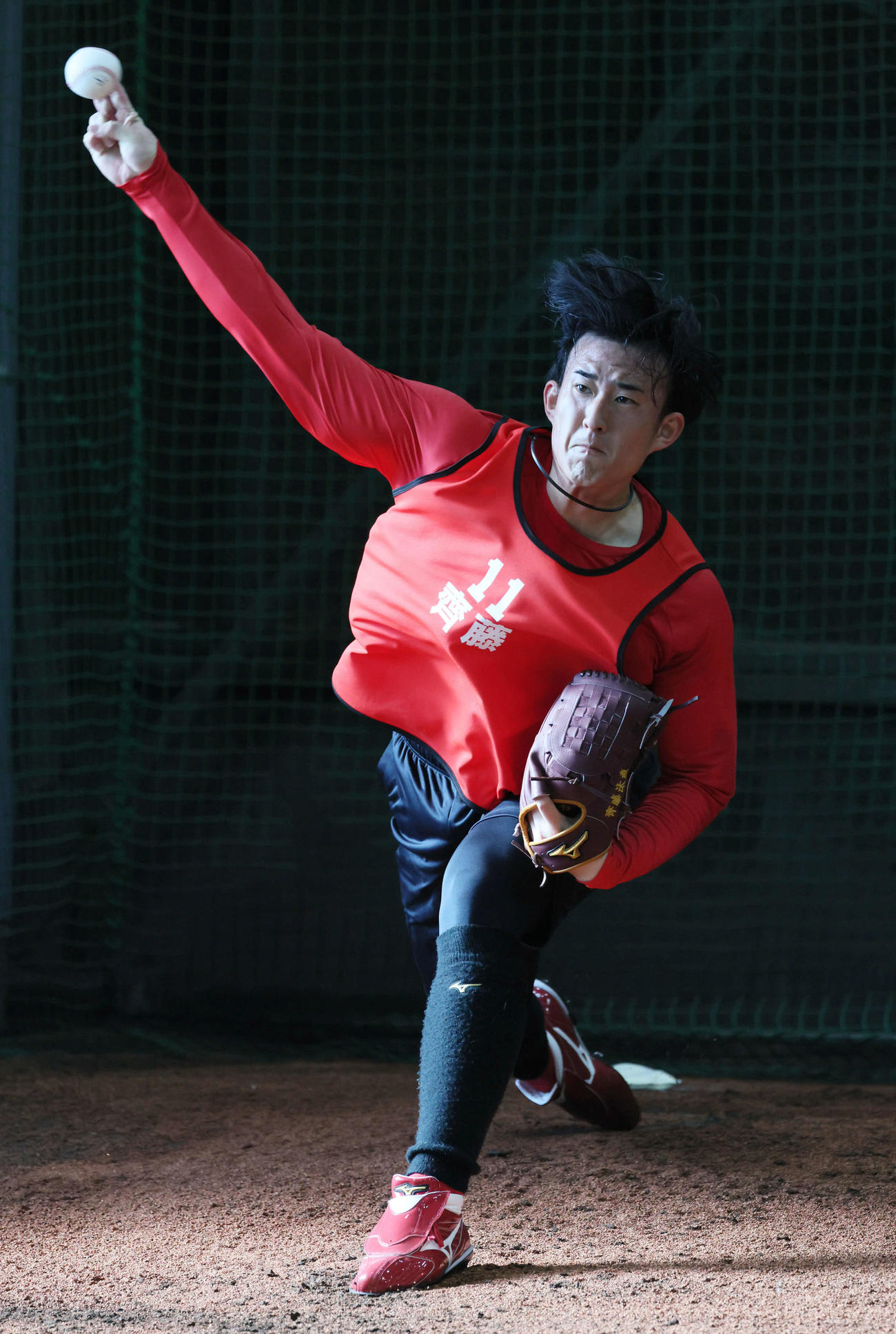 ブルペンで投球練習を始めた広島ドラフト2位の斉藤汰（撮影・加藤孝規）