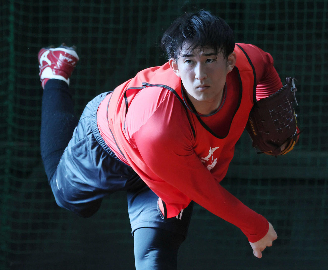 ブルペンで投球練習を始めた広島ドラフト2位の斉藤汰（撮影・加藤孝規）