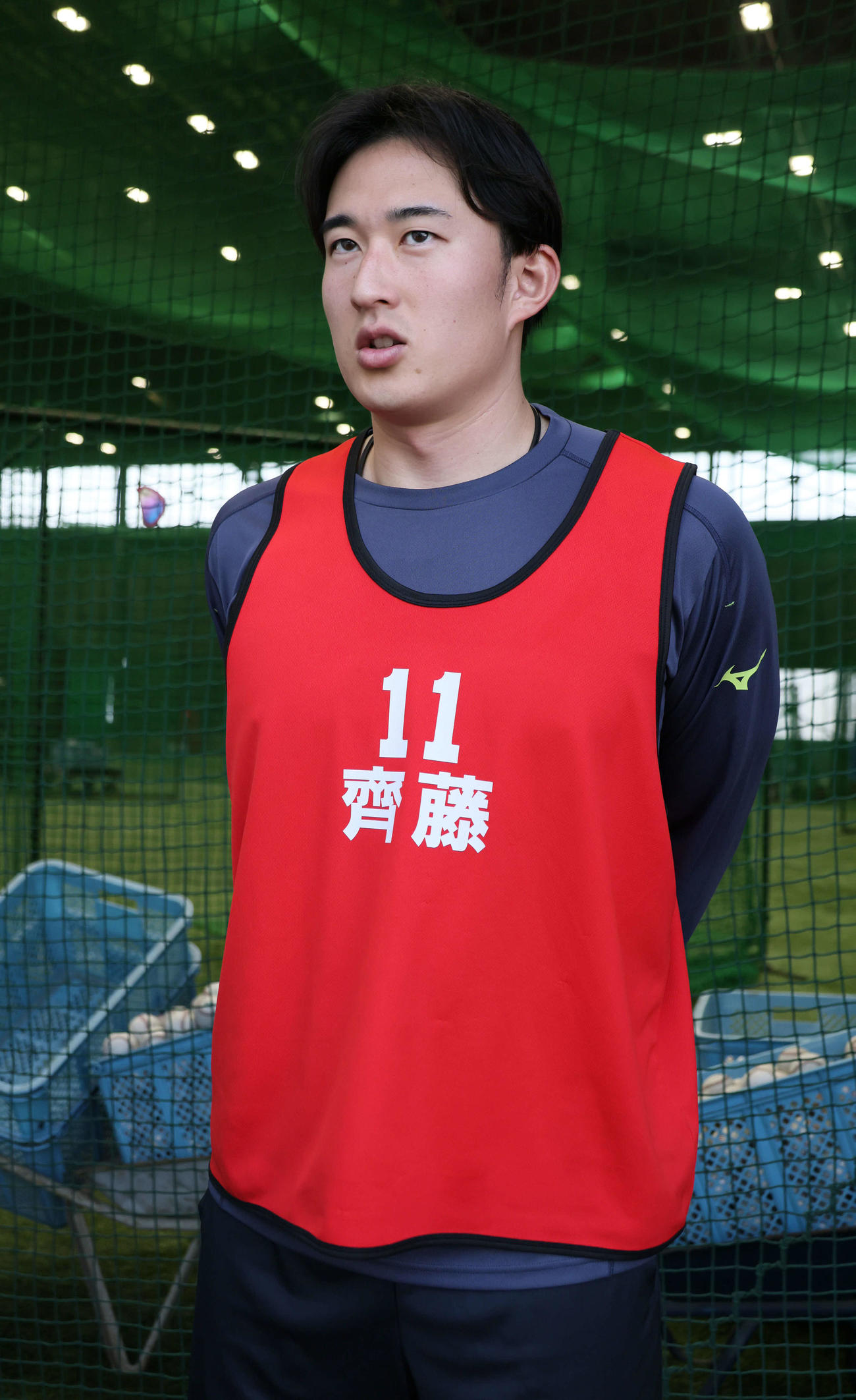 囲み取材に応じる広島ドラフト2位の斉藤汰（撮影・加藤孝規）