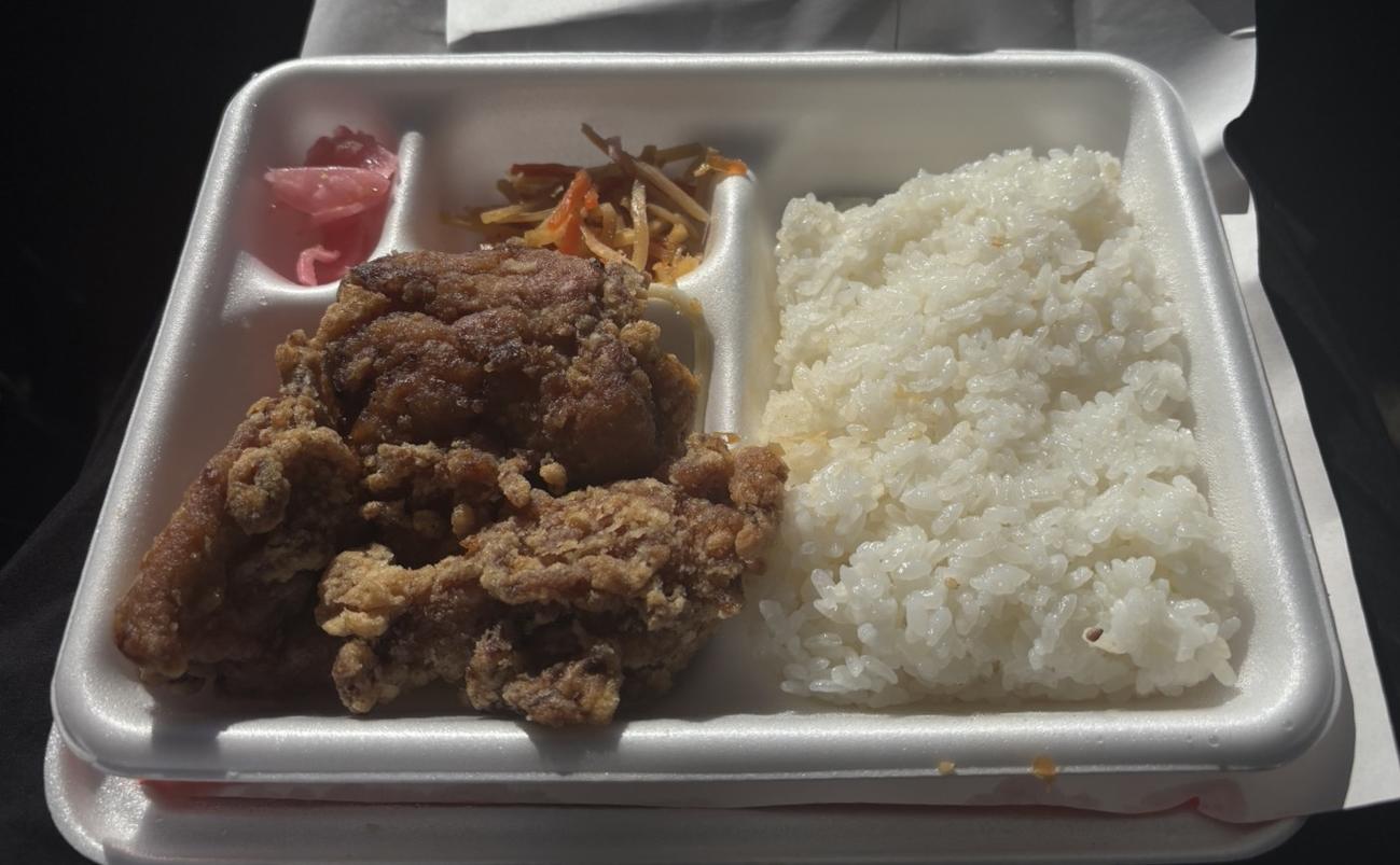 ヤクルト星らが参加する宇都宮での合同自主トレで報道陣に差し入れされた弁当（撮影・塚本光）