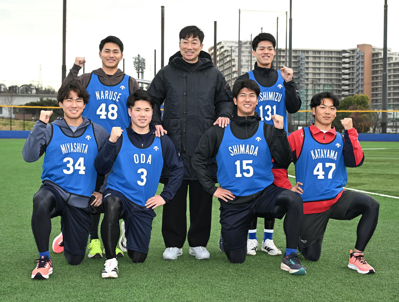 DeNAの新人合同自主トレを前に記念撮影する、前列左からドラフト3位の宮下、ドラフト1位の小田、ドラフト2位の島田、ドラフト4位の片山、後列左からドラフト5位の成瀬、相川監督、育成1位の清水（2026年1月撮影）