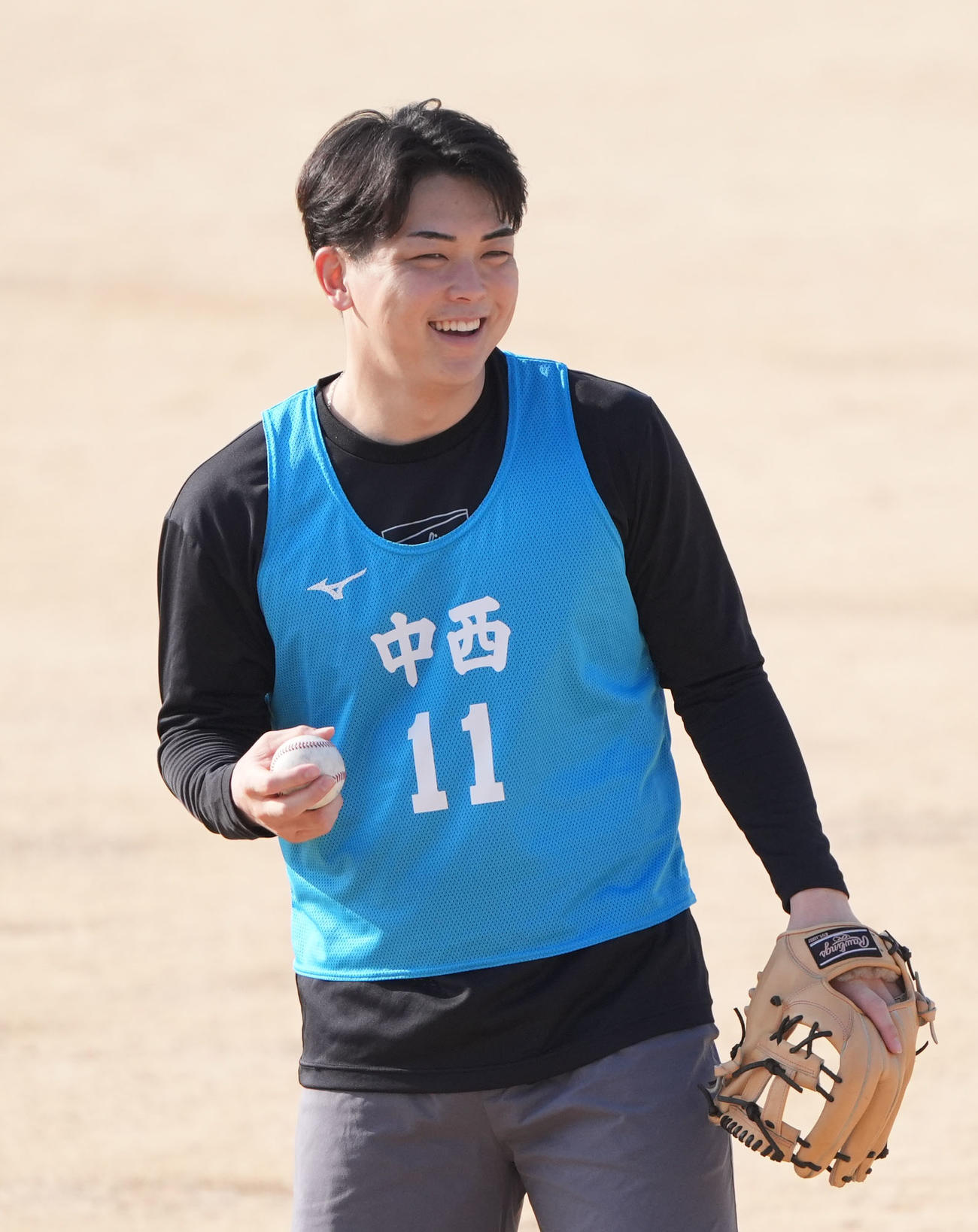 キャッチボールの合間に明るい表情を見せる中日中西（撮影・森本幸一）