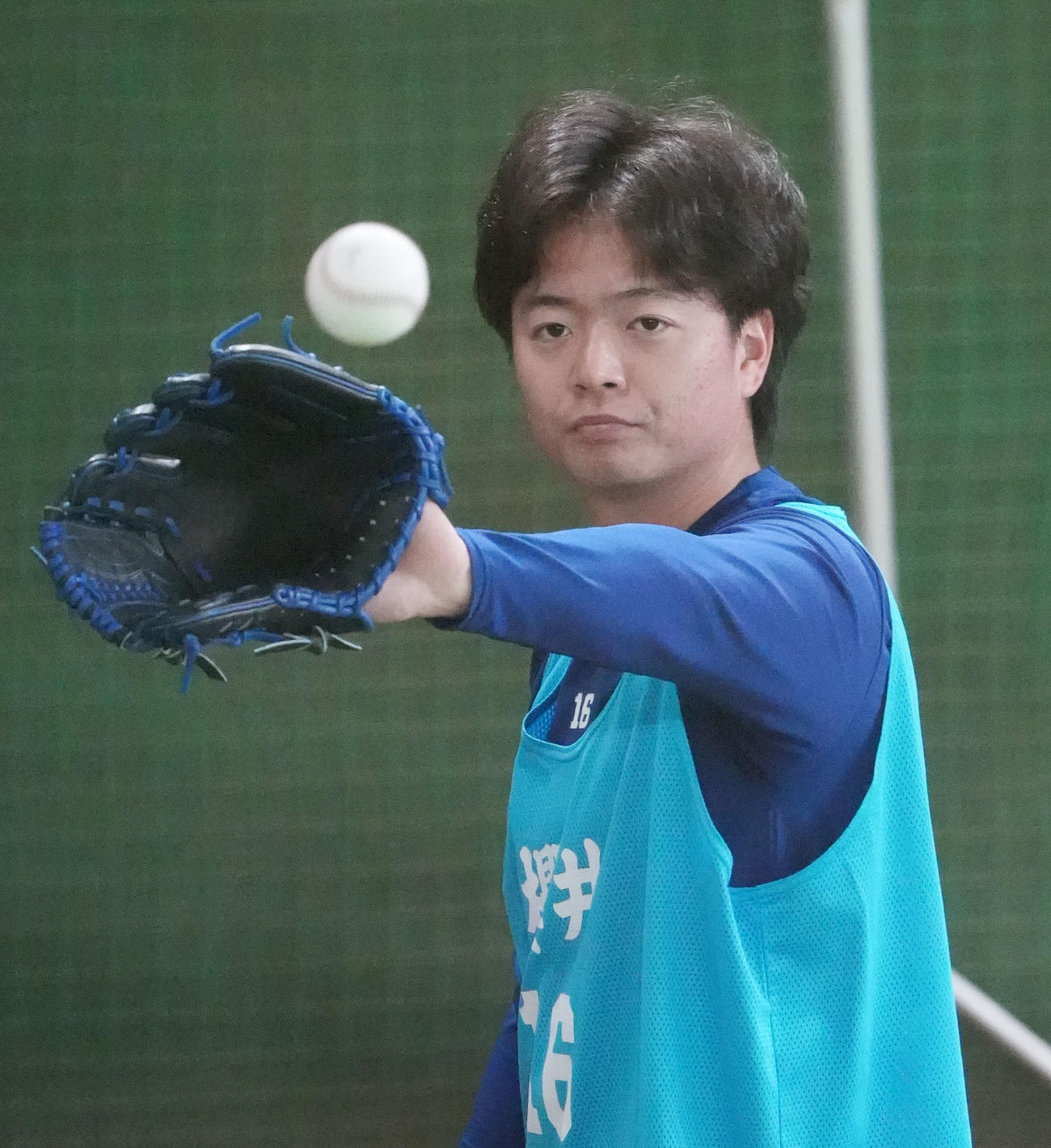 ブルペンに入り投球練習を行う中日桜井（撮影・森本幸一）